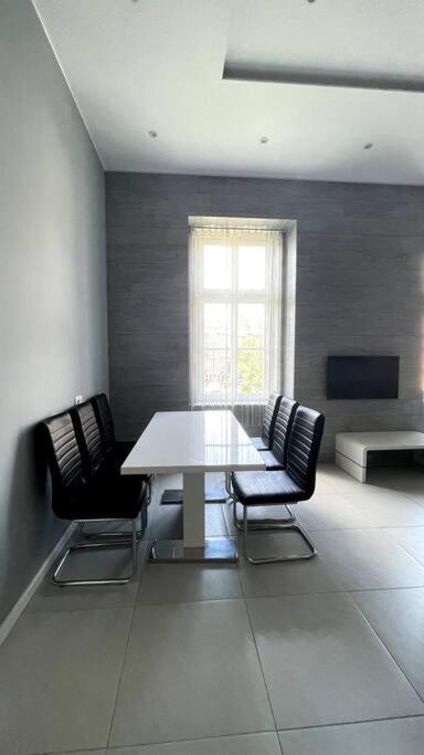Renovated And Spacious Two-Bedroom Condo In Budapest Exterior foto